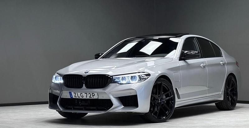 Silver Begagnad 2020 BMW 530e iPerformance Sedan | 359 900 kr (Lite dyr) - Bild 1/4
