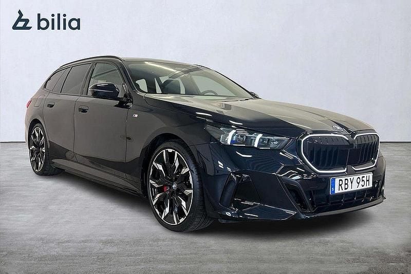 Svart Begagnad 2025 BMW 530e Comfort Edition Kombi | 789 000 kr - Bild 1/4