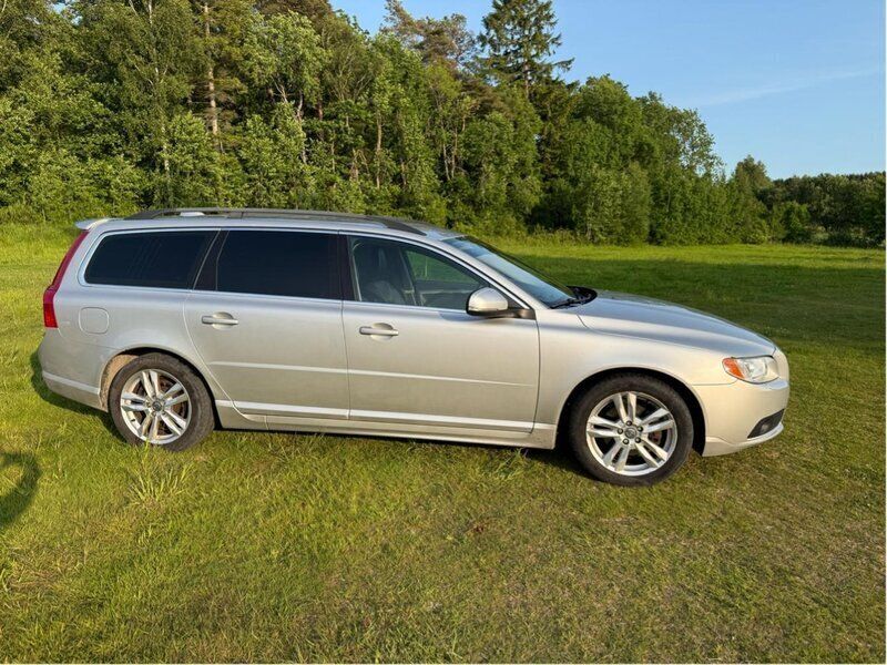 Grå Begagnad 2013 Volvo V70 Momentum Kombi | 119 000 kr (Marknadspris) - Bild 1/4