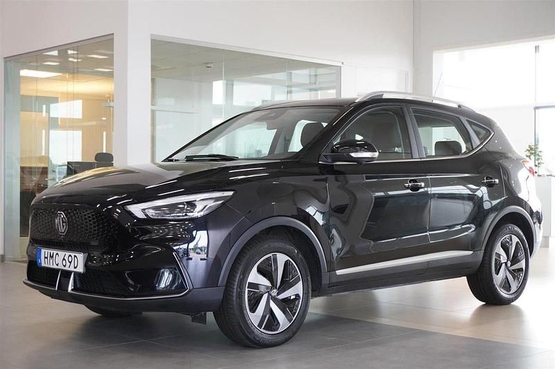 Svart (pebble black) Begagnad 2021 MG ZS Luxury Sedan | 229 900 kr - Bild 1/4