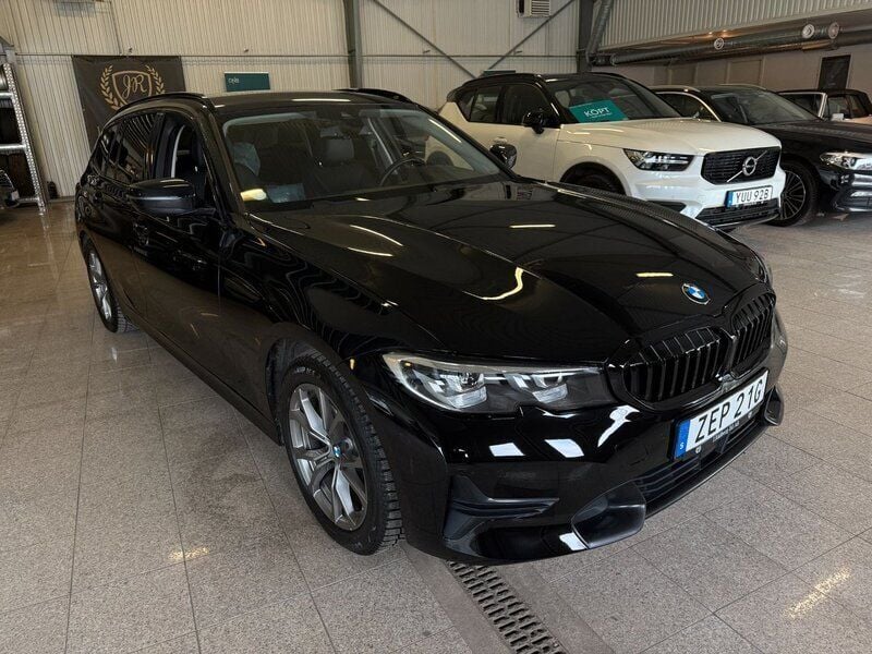 Svart Begagnad 2022 BMW 320 Sport Line Kombi | 259 900 kr - Bild 1/4
