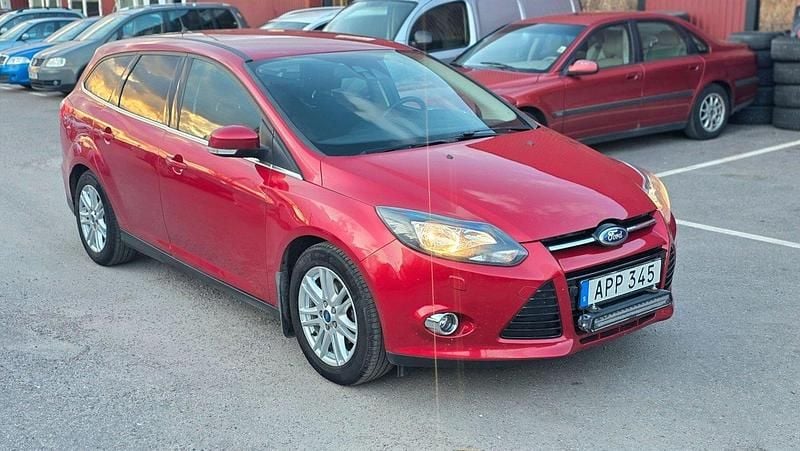 Röd Begagnad 2014 Ford Focus Titanium Kombi | 49 900 kr (Superpris) - Bild 1/4