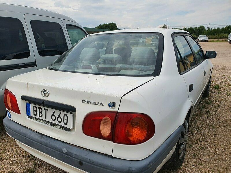 Begagnad Toyota Corolla 110 HK (80 kW) 1998 Vit Sedan