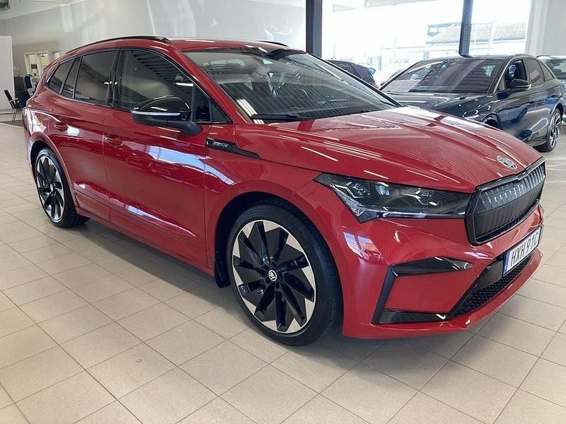 Röd (velvet red metallic) Begagnad 2022 Skoda Enyaq iV SportLine SUV | 389 900 kr (Superpris) - Bild 1/4