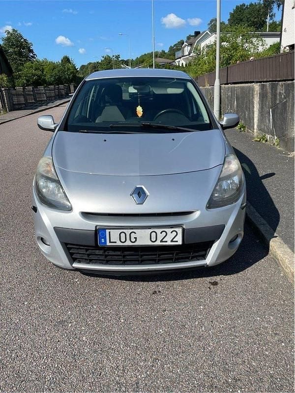 Silver Begagnad 2011 Renault Clio II Halvkombi | 25 100 kr (Bra pris) - Bild 1/4