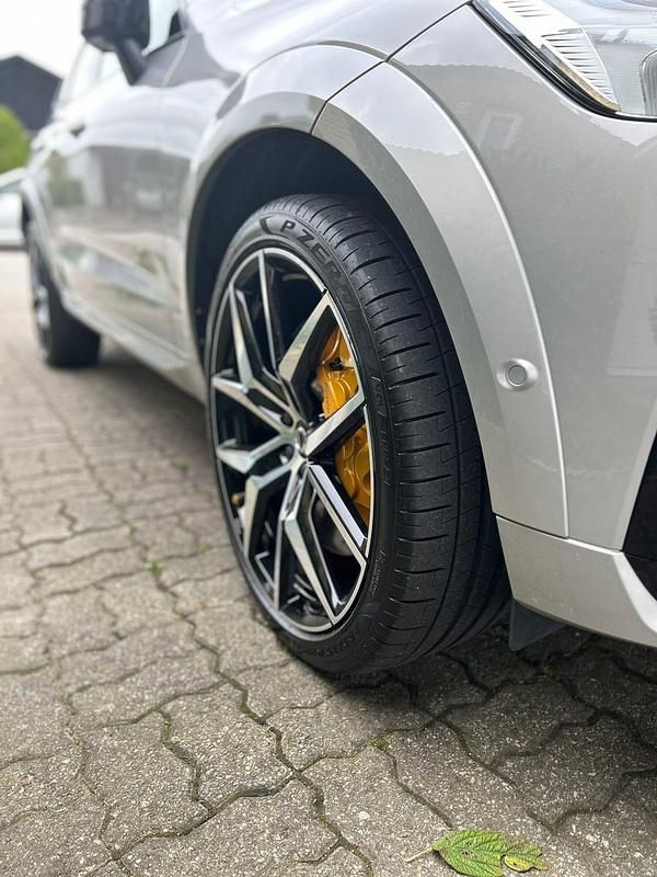 Begagnad Volvo XC60 405 HK (297 kW) 2022 Silver dawn SUV