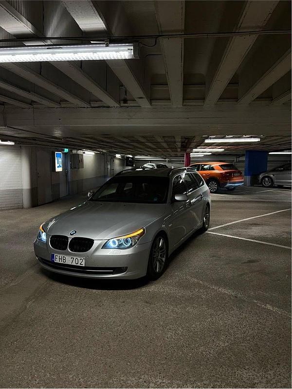 Grå Begagnad 2007 BMW 330 Kombi | 62 000 kr (Lite dyr) - Bild 1/4