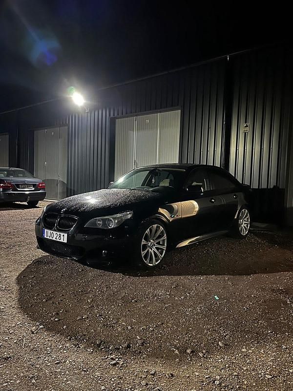 Begagnad 2004 BMW 530 Sedan | 59 999 kr (Marknadspris) - Bild 1/4
