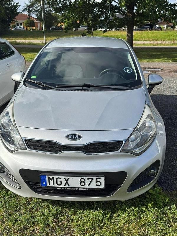 Silver Begagnad 2012 Kia Rio Halvkombi | 78 000 kr (Bra pris) - Bild 1/4