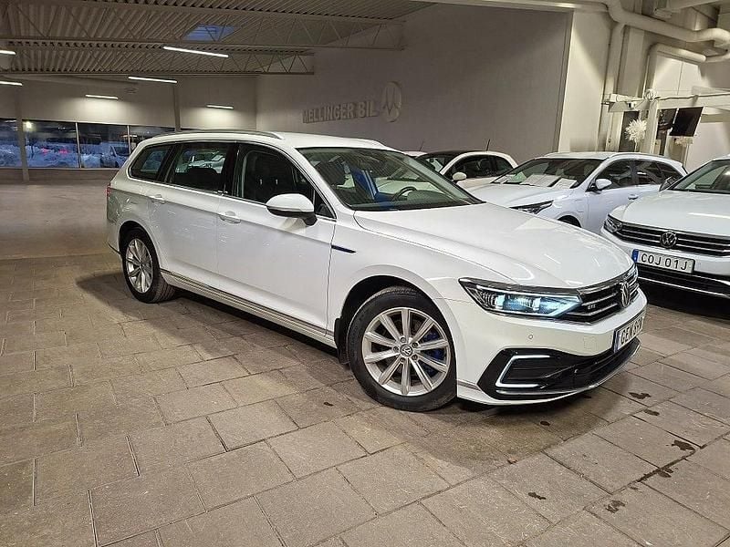 Vit Begagnad 2019 VW Passat GTE Kombi | 228 000 kr (Lite dyr) - Bild 1/4