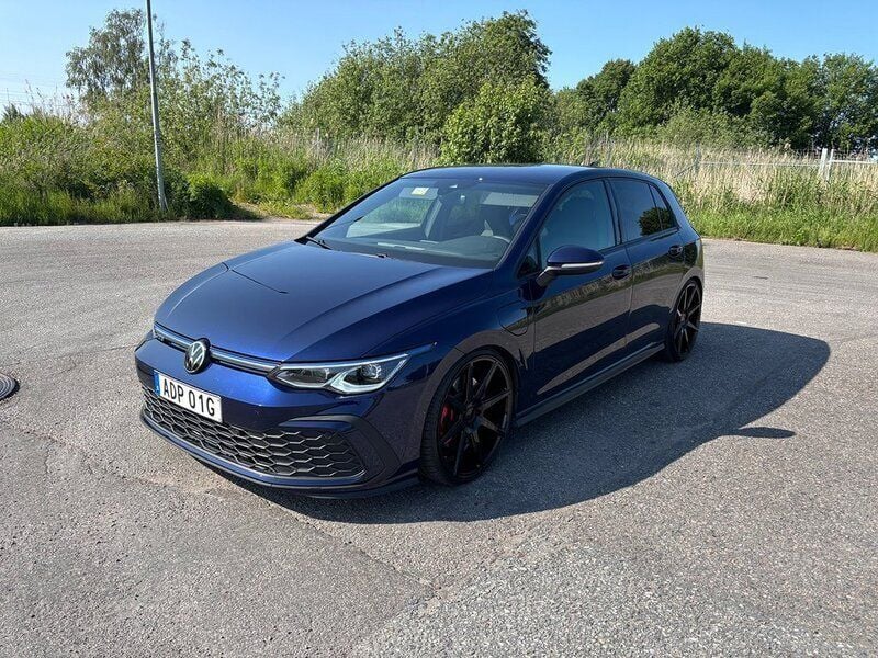 Mörkblå Begagnad 2021 VW Golf VIII GTE Halvkombi | 249 900 kr (Marknadspris) - Bild 1/4