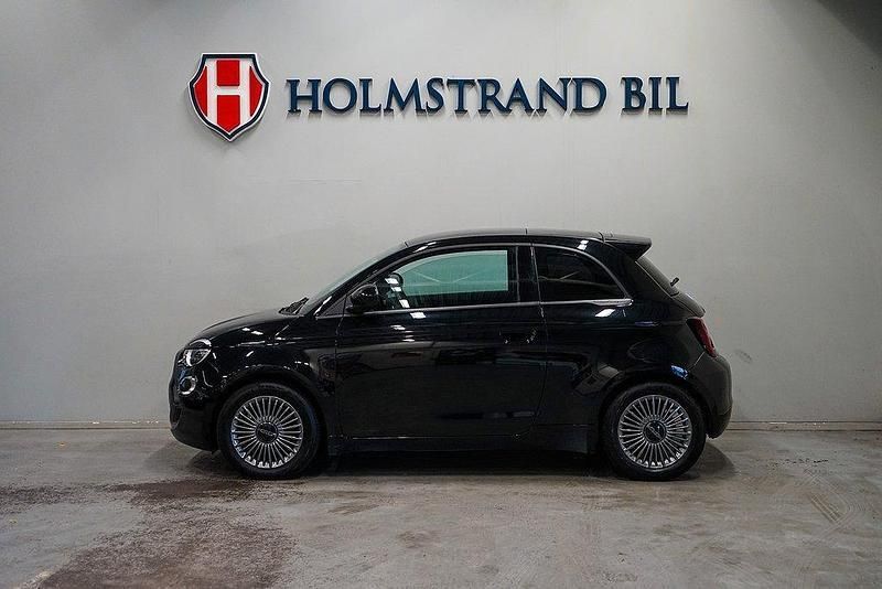 Svart Begagnad 2022 Fiat 500e Icon Halvkombi | 194 903 kr (Marknadspris) - Bild 1/4
