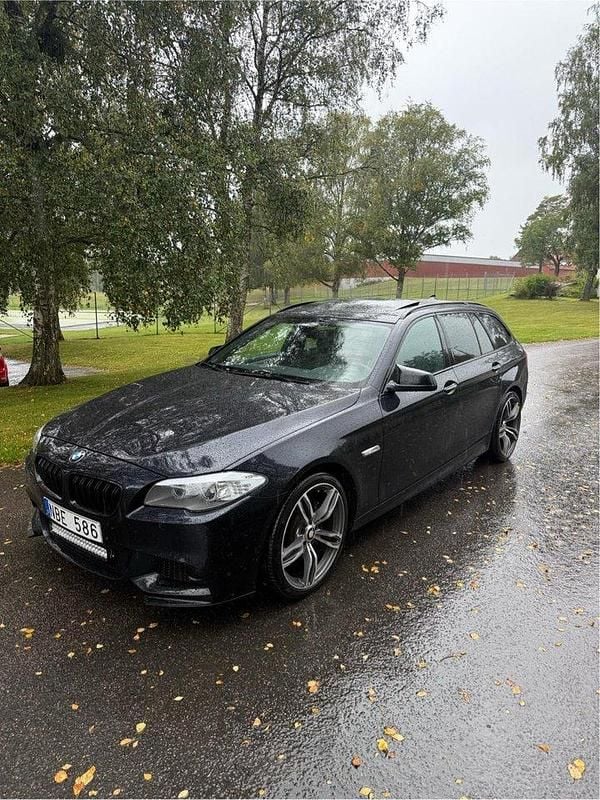 Svart Begagnad 2013 BMW 525 M Sport Kombi | 149 000 kr (Dyr) - Bild 1/4