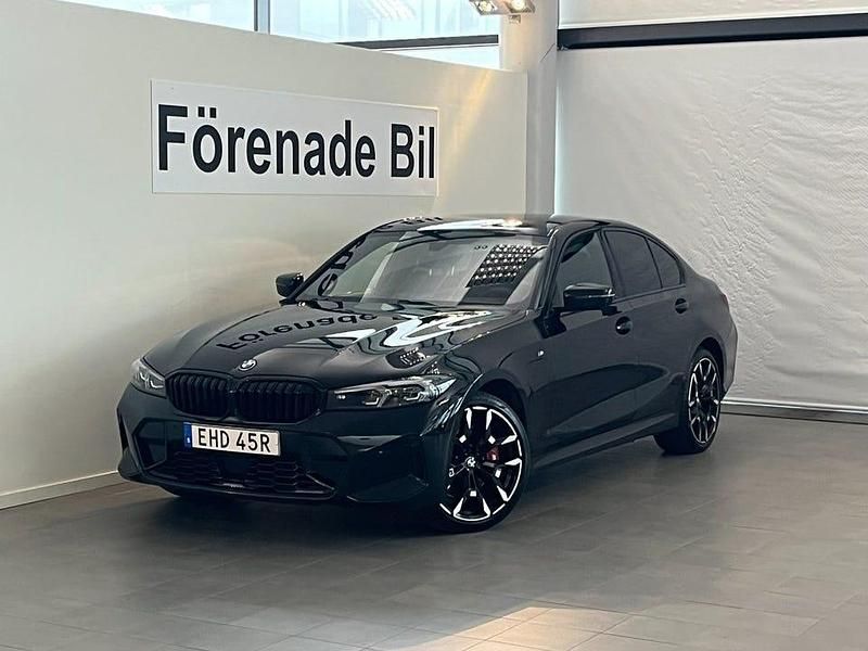 Safirsvart metallic Begagnad 2025 BMW 330 M Sport Sedan | 559 000 kr - Bild 1/4