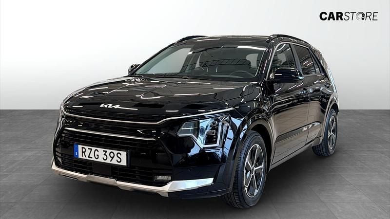 Svart Begagnad 2023 Kia Niro Advance SUV | 294 900 kr (Superpris) - Bild 1/4