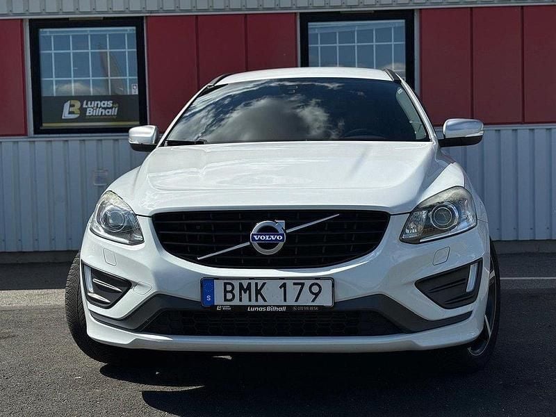 Vit Begagnad 2015 Volvo XC60 R-Design SUV | 199 900 kr (Marknadspris) - Bild 1/4