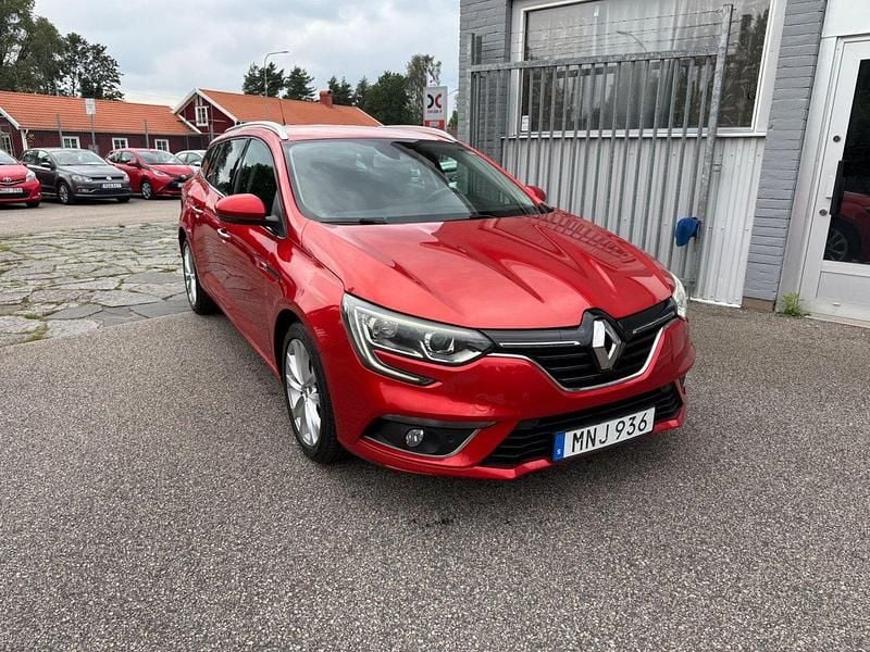 Röd (mörk röd metallic) Begagnad 2017 Renault Mégane GrandTour Kombi | 129 900 kr (Lite dyr) - Bild 1/4
