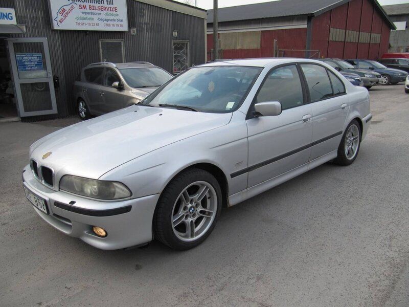 Ljusgrå Begagnad 2002 BMW 520 M Sport Sedan | 39 900 kr - Bild 1/4