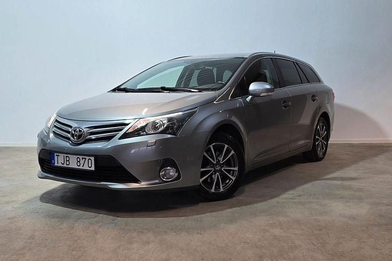 Ljusgrå (grå) Begagnad 2012 Toyota Avensis Kombi | 94 800 kr (Marknadspris) - Bild 1/3