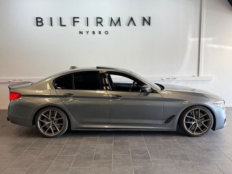 Blå Begagnad 2017 BMW M550 Sedan | 369 900 kr (Marknadspris) - Bild 1/4