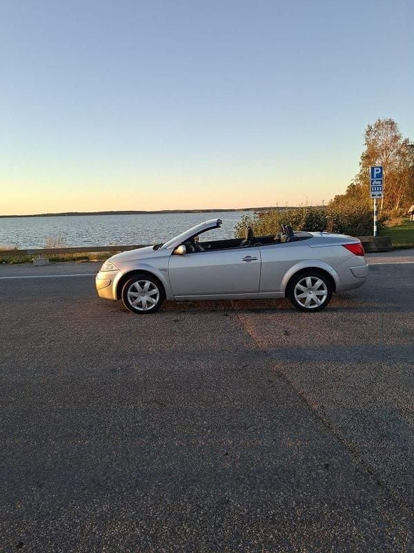 Ljusgrå Begagnad 2006 Renault Mégane Cabriolet Cab | 28 000 kr (Marknadspris) - Bild 1/4