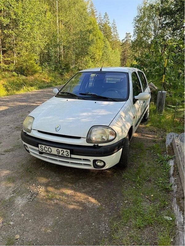 Vit Begagnad 2001 Renault Clio II Halvkombi | 23 500 kr (Bra pris) - Bild 1/4
