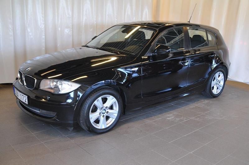 Svart Begagnad 2010 BMW 116 Halvkombi | 99 000 kr (Marknadspris) - Bild 1/4