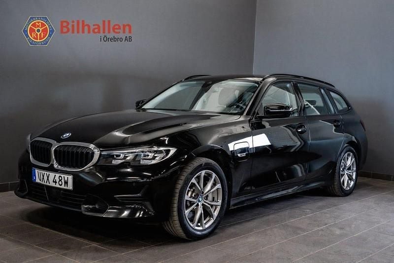 Svart Begagnad 2022 BMW 330 Sport Line Kombi | 279 000 kr (Superpris) - Bild 1/4