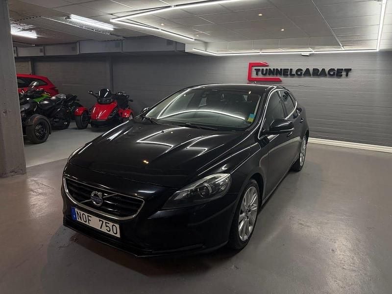 Begagnad Volvo V40 Summum 116 HK (85 kW) 2014 Svart