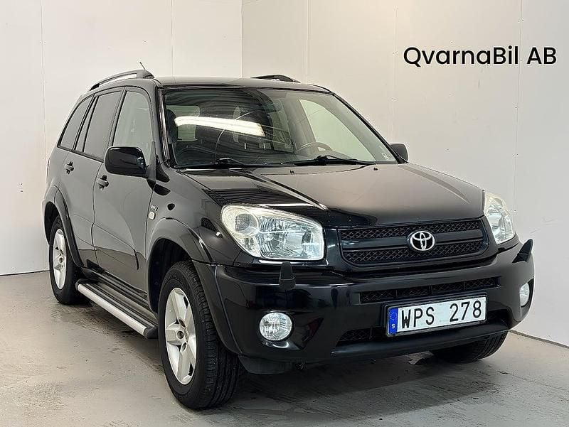 Svart Begagnad 2004 Toyota RAV4 SUV | 59 800 kr (Marknadspris) - Bild 1/4