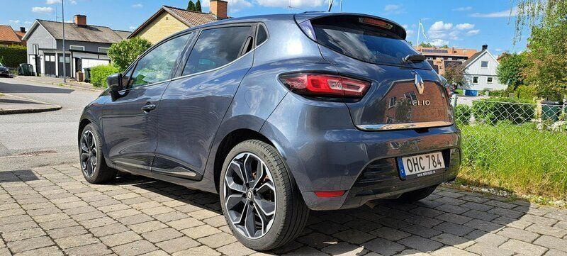 Grå Begagnad 2017 Renault Clio IV Intens Halvkombi | 82 000 kr (Marknadspris) - Bild 1/3