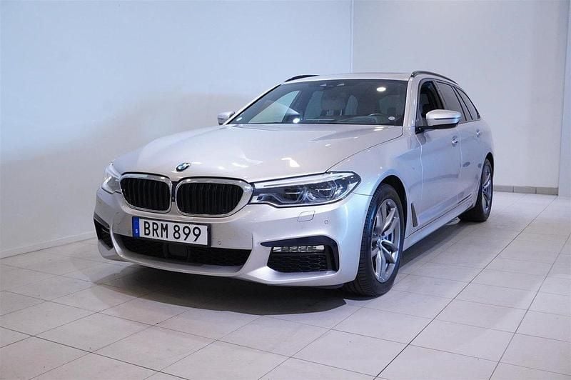 Ljusgrå Begagnad 2017 BMW 530 M Sport Kombi | 329 900 kr - Bild 1/4