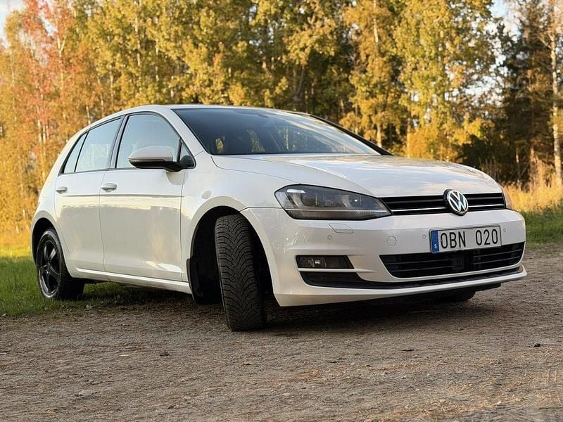 Vit Begagnad 2014 VW Golf VII Halvkombi | 109 000 kr (Marknadspris) - Bild 1/4
