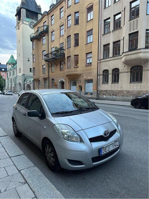 Silver Begagnad 2010 Toyota Yaris Halvkombi | 45 000 kr (Marknadspris) - Bild 1/3