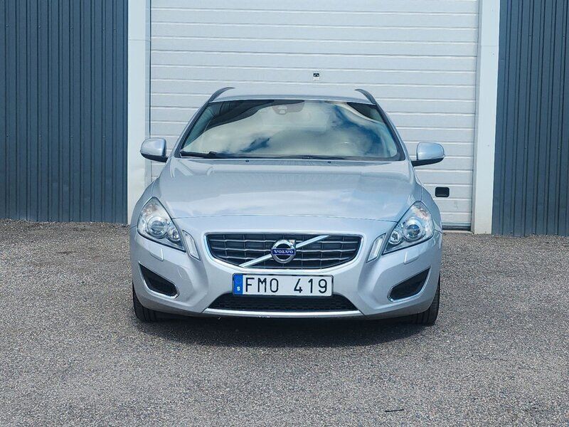 Ljusgrå (grå) Begagnad 2013 Volvo V60 Momentum Kombi | 129 000 kr (Marknadspris) - Bild 1/4