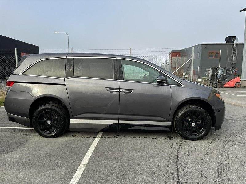 Grå Begagnad 2015 Honda Odyssey Minibuss | 199 000 kr - Bild 1/4