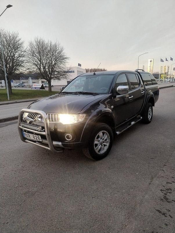 Grå Begagnad 2012 Mitsubishi L200 Pickup | 99 000 kr (Marknadspris) - Bild 1/4