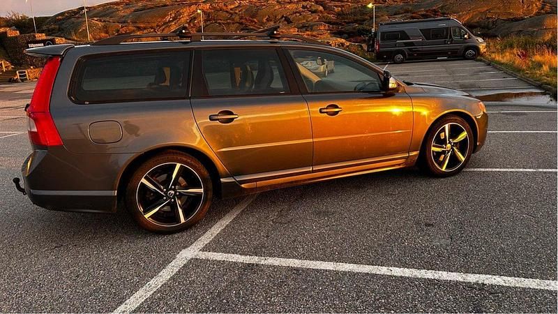 Grå Begagnad 2011 Volvo V70 R-Design Kombi | 72 000 kr (Marknadspris) - Bild 1/4