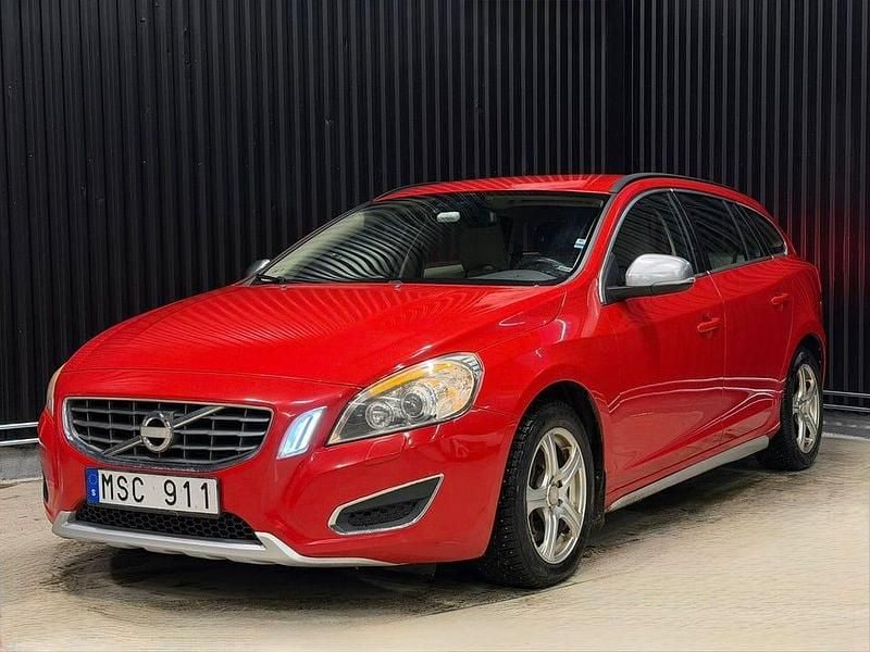 Röd Begagnad 2011 Volvo V60 Momentum Kombi | 114 900 kr (Marknadspris) - Bild 1/4