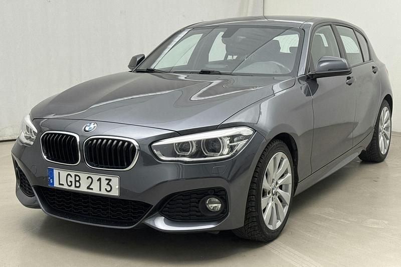 Grå Begagnad 2019 BMW 120 M Sport Halvkombi | 220 000 kr (Bra pris) - Bild 1/4