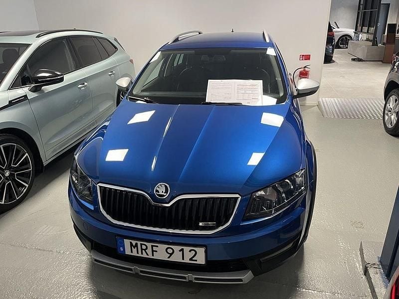 Blå Begagnad 2015 Skoda Octavia Kombi | 134 900 kr (Marknadspris) - Bild 1/2