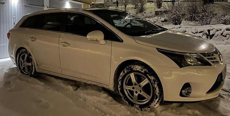 Vit Begagnad 2014 Toyota Avensis Kombi | 125 000 kr (Dyr) - Bild 1/3