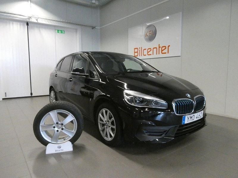 Svart Begagnad 2018 BMW 225 Active Tourer Minibuss | 199 900 kr (Marknadspris) - Bild 1/3