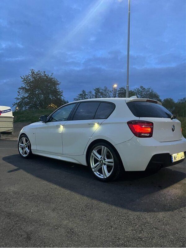 Vit Begagnad 2015 BMW 116 M Sport Halvkombi | 130 000 kr (Bra pris) - Bild 1/4
