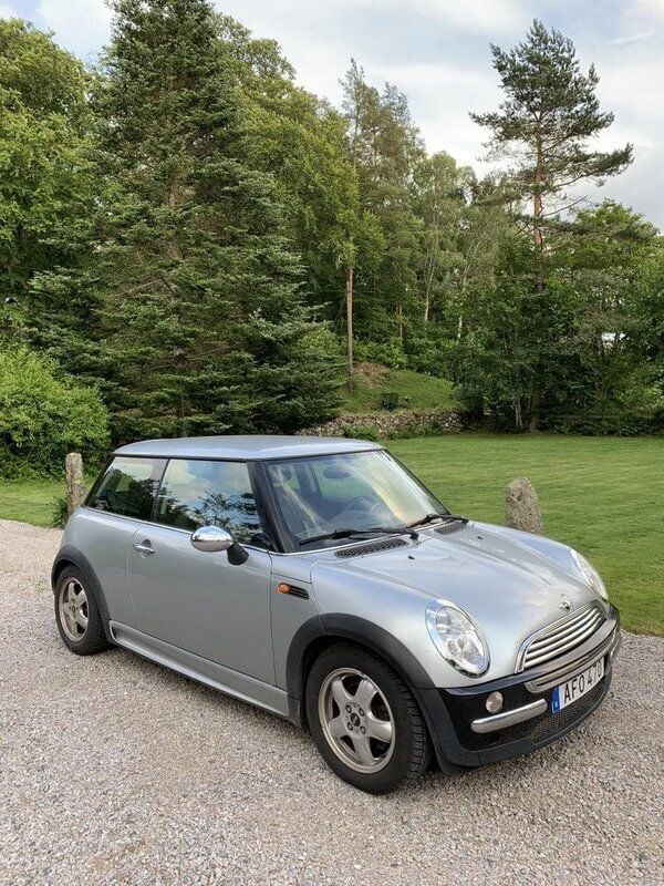Silver Begagnad 2002 Mini ONE Halvkombi | 25 000 kr (Marknadspris) - Bild 1/4