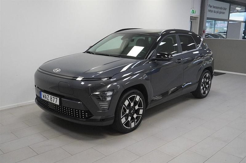 Grå Begagnad 2023 Hyundai Kona Advanced SUV | 399 800 kr (Marknadspris) - Bild 1/4