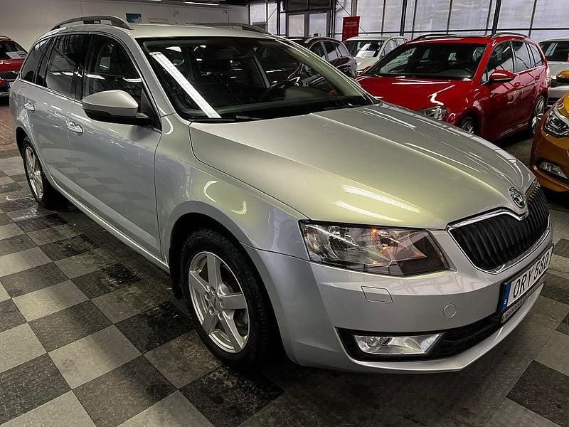 Begagnad Skoda Octavia Ambition 105 HK (77 kW) 2014 Silvermetallic Halvkombi