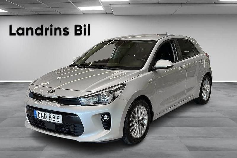 Grå Begagnad 2018 Kia Rio Advance Halvkombi | 129 300 kr (Lite dyr) - Bild 1/4