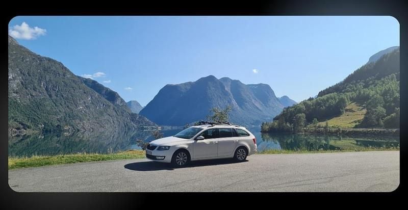 Vit Begagnad 2015 Skoda Octavia Kombi | 119 000 kr (Lite dyr) - Bild 1/4