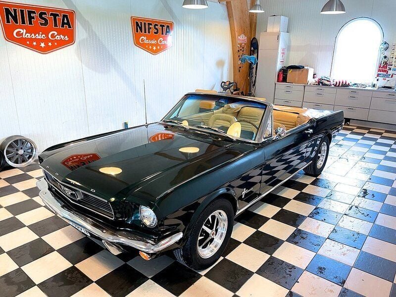 Mörkgrön Begagnad 1966 Ford Mustang Cab | 319 900 kr - Bild 1/4